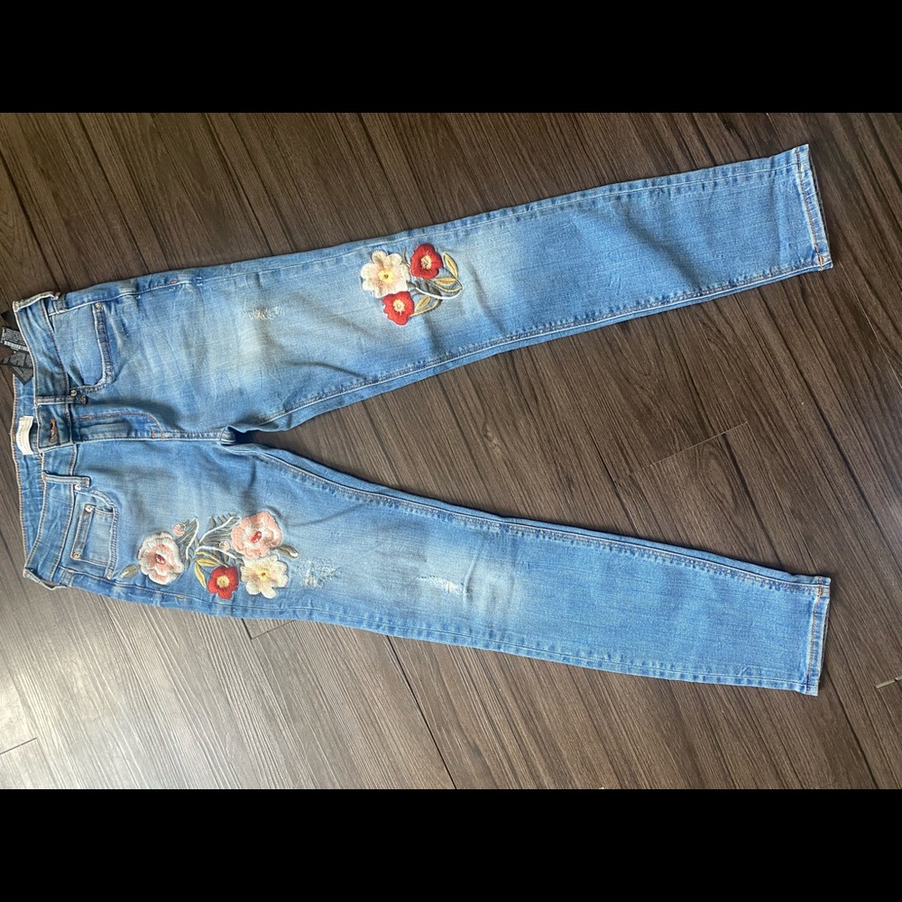 Really comfy Zara denim with flower embroidery and distressed details.